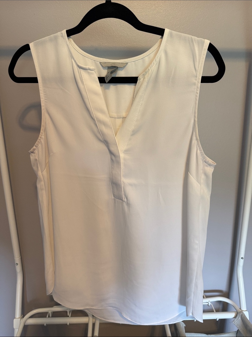 H&M Sleeveless V-Neck Women’s Blouse - White